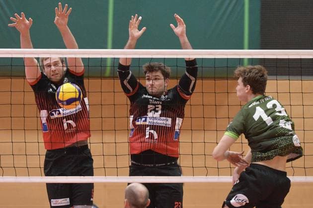 Volleyball, 3 Liga Moerser SC Brühler TV FOR EDITORIAL PURPOSES ONLY p Robin Wallau, right, battling Tim Ihde, left, and Luca Wagner, center, on Saturday, 01 02 2025, in the match Moerser SC against Brühler TV at the Enni Sportzentrum in Moers Moerser SC, red shirts, plays against Brühler TV, green shirts, in the Volleyball 3 Liga, season 2024 2025 Germany NRW Moers Copyright OleksandrxVoskresenskyi Copyright: OleksandrxVoskresenskyi doc7z6ttj3bxl0evov3464 ,EDITORIAL USE ONLY Copyright: OleksandrxVoskresenskyi