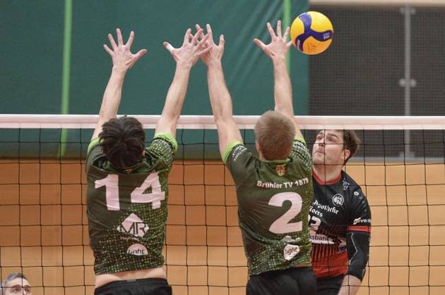 Volleyball, 3 Liga Moerser SC Brühler TV FOR EDITORIAL PURPOSES ONLY p Luca Wagner, right, battling Marc Weller, left, and Fabian Bark, center, on Saturday, 01 02 2025, in the match Moerser SC against Brühler TV at the Enni Sportzentrum in Moers Moerser SC, red jerseys, plays against Brühler TV, green jerseys, in the Volleyball 3 Liga, season 2024 2025 Germany NRW Moers Copyright OleksandrxVoskresenskyi Copyright: OleksandrxVoskresenskyi doc7z6ttj9umhy1b5xhcawa ,EDITORIAL USE ONLY Copyright: OleksandrxVoskresenskyi