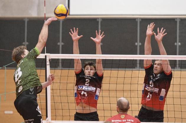 Volleyball, 3 Liga Moerser SC Brühler TV FOR EDITORIAL PURPOSES ONLY p Tim Ihde, right, and Fabio Bertea, center, in action against Philipp Wiesenthal, left, on Saturday, 01 02 2025, in the match Moerser SC against Brühler TV at the Enni Sportzentrum in Moers Moerser SC, red shirts, plays against Brühler TV, green shirts, in the Volleyball 3 Liga, season 2024 2025 Germany NRW Moers Copyright OleksandrxVoskresenskyi Copyright: OleksandrxVoskresenskyi doc7z6ttjdkjlsdqj72265 ,EDITORIAL USE ONLY Copyright: OleksandrxVoskresenskyi