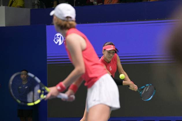 (250202) -- SINGAPORE, Feb. 2, 2025 -- Wang Xinyu (R) Zheng Saisai compete during the women s doubles final match between Wang Xinyu Zheng Saisai of China and Desirae Krawczyk (USA) Giuliana Olmos (Mexico) at the Singapore Tennis Open in Singapore, Feb. 2, 2025. (Photo by Xinhua) (SP)SINGAPORE-TENNIS-SINGAPORE OPEN-WOMEN S DOUBLES ThenxChihxWey 