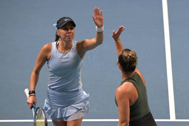 (250202) -- SINGAPORE, Feb. 2, 2025 -- Desirae Krawczyk Giuliana Olmos (L) celebrate during the women s doubles final match between Wang Xinyu Zheng Saisai of China and Desirae Krawczyk (USA) Giuliana Olmos (Mexico) at the Singapore Tennis Open in Singapore, Feb. 2, 2025. (Photo by Xinhua) (SP)SINGAPORE-TENNIS-SINGAPORE OPEN-WOMEN S DOUBLES ThenxChihxWey 