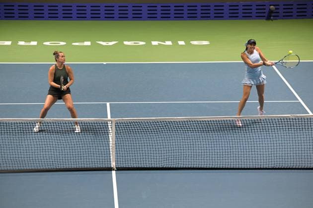 (250202) -- SINGAPORE, Feb. 2, 2025 -- Desirae Krawczyk Giuliana Olmos (R) compete during the women s doubles final match between Wang Xinyu Zheng Saisai of China and Desirae Krawczyk (USA) Giuliana Olmos (Mexico) at the Singapore Tennis Open in Singapore, Feb. 2, 2025. (Photo by Xinhua) (SP)SINGAPORE-TENNIS-SINGAPORE OPEN-WOMEN S DOUBLES ThenxChihxWey 