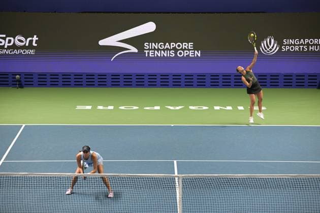 (250202) -- SINGAPORE, Feb. 2, 2025 -- Desirae Krawczyk (R) Giuliana Olmos compete during the women s doubles final match between Wang Xinyu Zheng Saisai of China and Desirae Krawczyk (USA) Giuliana Olmos (Mexico) at the Singapore Tennis Open in Singapore, Feb. 2, 2025. (Photo by Xinhua) (SP)SINGAPORE-TENNIS-SINGAPORE OPEN-WOMEN S DOUBLES ThenxChihxWey 