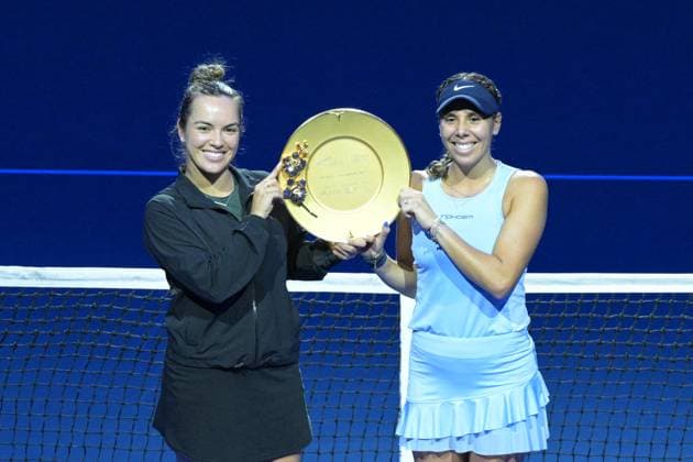 Sport Bilder des Tages (250202) -- SINGAPORE, Feb. 2, 2025 -- First-placed Desirae Krawczyk (L) Giuliana Olmos pose during the victory ceremony after the women s doubles final match between Wang Xinyu Zheng Saisai of China and Desirae Krawczyk (USA) Giuliana Olmos (Mexico) at the Singapore Tennis Open in Singapore, Feb. 2, 2025. (Photo by Xinhua) (SP)SINGAPORE-TENNIS-SINGAPORE OPEN-WOMEN S DOUBLES ThenxChihxWey 