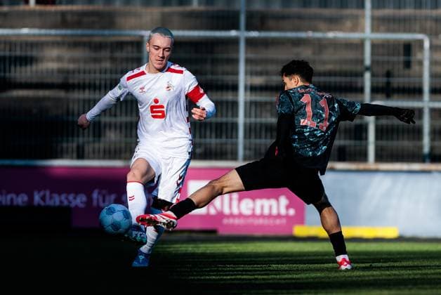 A Junioren Bundesliga U19 Hauptrunde 1 FC Köln U19 FC Bayern München U19 02 02 2025 Zweikampf Nick Zimmermann 1 FC Köln U19, 2 , Mudaser Sadat FC Bayern München U19, 11 A Junioren Bundesliga U19 DFB Nachwuchsliga Hauptrunde Liga A Gruppe A 24 25 1 FC Köln U19 FC Bayern München U19, Köln, Franz Kremer Stadion DFB REGULATIONS PROHIBIT ANY USE OF PHOTOGRAPHS AS IMAGE SEQUENCES AND OR QUASI VIDEO Copyright: xBEAUTIFULxSPORTS Wunderlx