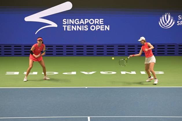 (250202) -- SINGAPORE, Feb. 2, 2025 -- Wang Xinyu Zheng Saisai (R) compete during the women s doubles final match between Wang Xinyu Zheng Saisai of China and Desirae Krawczyk (USA) Giuliana Olmos (Mexico) at the Singapore Tennis Open in Singapore, Feb. 2, 2025. (Photo by Xinhua) (SP)SINGAPORE-TENNIS-SINGAPORE OPEN-WOMEN S DOUBLES ThenxChihxWey 