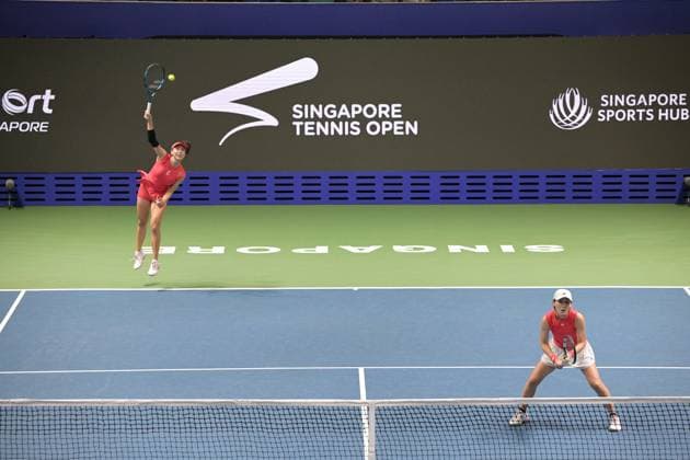 (250202) -- SINGAPORE, Feb. 2, 2025 -- Wang Xinyu (L) Zheng Saisai compete during the women s doubles final match between Wang Xinyu Zheng Saisai of China and Desirae Krawczyk (USA) Giuliana Olmos (Mexico) at the Singapore Tennis Open in Singapore, Feb. 2, 2025. (Photo by Xinhua) (SP)SINGAPORE-TENNIS-SINGAPORE OPEN-WOMEN S DOUBLES ThenxChihxWey 