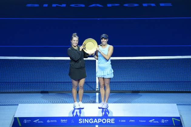 (250202) -- SINGAPORE, Feb. 2, 2025 -- First-placed Desirae Krawczyk (L) Giuliana Olmos pose during the victory ceremony after the women s doubles final match between Wang Xinyu Zheng Saisai of China and Desirae Krawczyk (USA) Giuliana Olmos (Mexico) at the Singapore Tennis Open in Singapore, Feb. 2, 2025. (Photo by Xinhua) (SP)SINGAPORE-TENNIS-SINGAPORE OPEN-WOMEN S DOUBLES ThenxChihxWey 
