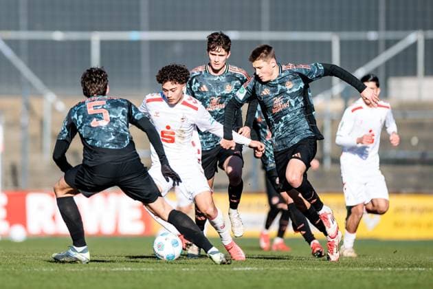 A Junioren Bundesliga U19 Hauptrunde 1 FC Köln U19 FC Bayern München U19 02 02 2025 Zweikampf Luis Schäfer FC Bayern München U19, 5 , Justin Kai von der Hitz 1 FC Köln U19, 7 , Max Mergner FC Bayern München U19, 65 , Magnus Dalpiaz FC Bayern München U19, 2 A Junior Bundesliga U19 DFB Nachwuchsliga Hauptrunde Liga A Gruppe A 24 25 1 FC Köln U19 FC Bayern München U19, Köln, Franz Kremer Stadion DFB REGULATIONS PROHIBIT ANY USE OF PHOTOGRAPHS AS IMAGE SEQUENCES AND OR QUASI VIDEO Copyright: xBEAUTIFULxSPORTS Wunderlx