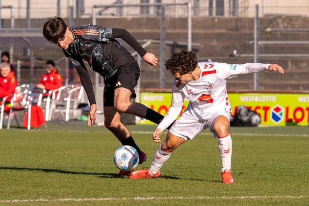 02 02 2025, Football U19 DFB Youth League, Matchday 01, Season 2024 2025, 1 FC Koeln FC Bayern Muenchen Franz Kremer Stadium in Cologne duel between Roko Mijatovic FC Bayern Muenchen, 04 and Justin Kai van der Hitz 1 FC Koeln, 07 Photo Kirchner Media Thomas Haesler Copyright: xKirchner-Media ThomasxHaeslerx