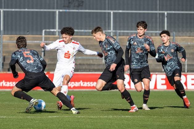 02 02 2025, Football U19 DFB Youth League, Matchday 01, Season 2024 2025, 1 FC Koeln FC Bayern Muenchen Franz Kremer Stadium in Cologne duel between Luis Schaefer FC Bayern Muenchen, 05 and Justin Kai van der Hitz 1 FC Koeln, 07 Photo Kirchner Media Thomas Haesler Copyright: xKirchner-Media ThomasxHaeslerx