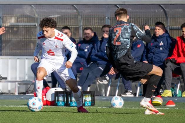 02 02 2025, Football U19 DFB Youth League, Matchday 01, Season 2024 2025, 1 FC Koeln FC Bayern Muenchen Franz Kremer Stadium in Cologne duel between Justin Kai van der Hitz 1 FC Koeln, 07 and Magnus Dalpiaz FC Bayern Muenchen, 02 Photo Kirchner Media Thomas Haesler Copyright: xKirchner-Media ThomasxHaeslerx