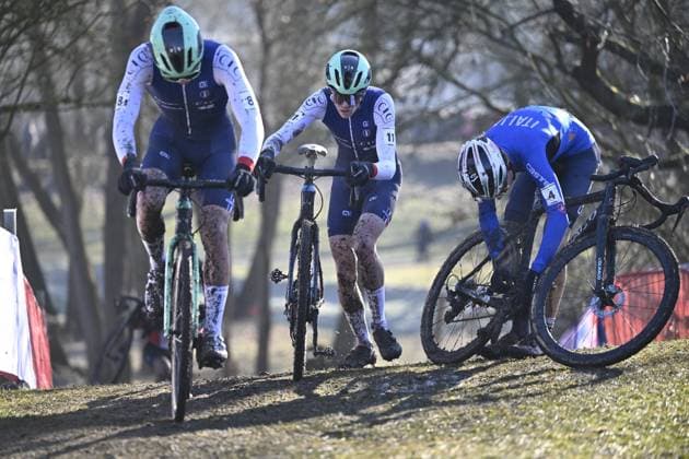 2025 UCI Cyclo-Cross WC - Men Junior LIEVIN, FRANCE - FEBRUARY 02 : Le Pann Soen (FRA) , Pezzo Rosola Patrik (ITA) coping with a technical problem in action during the 2025 UCI Cyclo-Cross World Championships for Men Junior on February 02, 2025 in Lievin, France, 02 02 2025 Lievin France  Copyright: xNicoxVereeckenx
