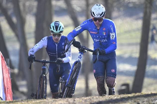 2025 UCI Cyclo-Cross WC - Men Junior LIEVIN, FRANCE - FEBRUARY 02 : Agostinacchio Mattia (ITA) , Bruyere Joumard Soren (FRA) in action during the 2025 UCI Cyclo-Cross World Championships for Men Junior on February 02, 2025 in Lievin, France, 02 02 2025 Lievin France  Copyright: xNicoxVereeckenx