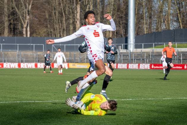 02.02.2025, Fussball: U19 DFB-Nachwuchsliga, Spieltag 01, Saison 2024 2025, 1.FC Koeln - FC Bayern Muenchen Franz-Kremer-Stadion in Köln. Leon Klanac (FC Bayern Muenchen, 01) ist vor Youssoupha Niang (1. FC Koeln, 09) am Ball. Foto: Kirchner-Media Thomas Haesler Copyright: xKirchner-Media ThomasxHaeslerx