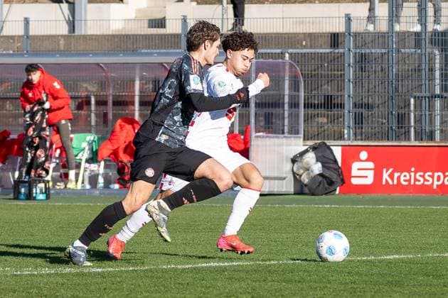 02 02 2025, Football U19 DFB Youth League, Matchday 01, Season 2024 2025, 1 FC Koeln FC Bayern Muenchen Franz Kremer Stadium in Cologne duel between Luis Schaefer FC Bayern Muenchen, 05 and Justin Kai van der Hitz 1 FC Koeln, 07 Photo Kirchner Media Thomas Haesler Copyright: xKirchner-Media ThomasxHaeslerx