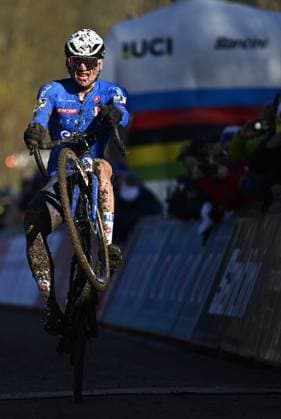 Italian Mattia Agostinacchio celebrates as he crosses the finish line to win the junior men competition of the UCI cyclocross World Championship, WM, Weltmeisterschaft in Lievin, France, Sunday 02 February 2025. The world championships are taking place from 31 January until 02 February. JASPERxJACOBS  x111633022x