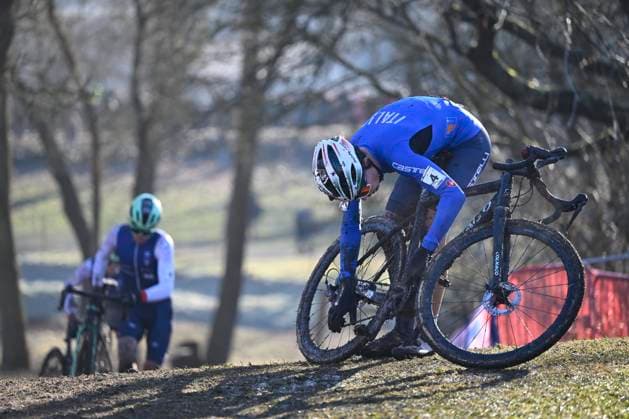 2025 UCI Cyclo-Cross WC - Men Junior LIEVIN, FRANCE - FEBRUARY 02 : Pezzo Rosola Patrik (ITA) coping with a technical problem during the 2025 UCI Cyclo-Cross World Championships for Men Junior on February 02, 2025 in Lievin, France, 02 02 2025 Lievin France  Copyright: xNicoxVereeckenx