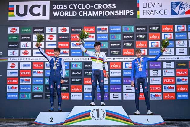 2025 UCI Cyclo-Cross WC - Men Junior LIEVIN, FRANCE - FEBRUARY 02 : Agostinacchio Mattia (ITA) , Bruyere Joumard Soren (FRA) , Grigolini Filippo (ITA) on the podium during the 2025 UCI Cyclo-Cross World Championships for Men Junior on February 02, 2025 in Lievin, France, 02 02 2025 Lievin France  Copyright: xNicoxVereeckenx