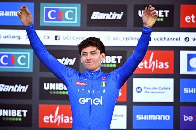 Italian Mattia Agostinacchio celebrates on the podium after the junior men competition of the UCI cyclocross World Championship, WM, Weltmeisterschaft in Lievin, France, Sunday 02 February 2025. The world championships are taking place from 31 January until 02 February. JASPERxJACOBS  x111634468x