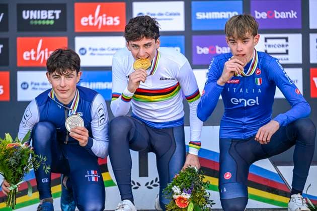 2025 UCI Cyclo-Cross WC - Men Junior LIEVIN, FRANCE - FEBRUARY 02 : Agostinacchio Mattia (ITA) , Bruyere Joumard Soren (FRA) , Grigolini Filippo (ITA) on the podium during the 2025 UCI Cyclo-Cross World Championships for Men Junior on February 02, 2025 in Lievin, France, 02 02 2025 Lievin France  Copyright: xNicoxVereeckenx