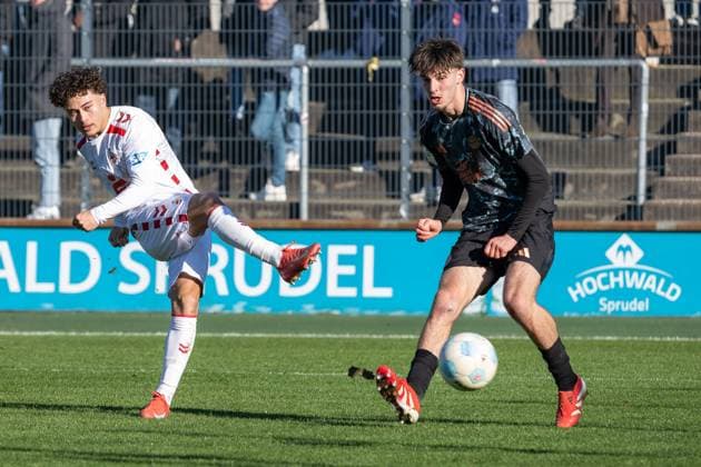 02 02 2025, Football U19 DFB Youth League, Matchday 01, Season 2024 2025, 1 FC Koeln FC Bayern Muenchen Franz Kremer Stadium in Cologne Justin Kai van der Hitz 1 FC Koeln, 07 comes against Roko Mijatovic FC Bayern Muenchen, 04 to the shot Photo Kirchner Media Thomas Haesler Copyright: xKirchner-Media ThomasxHaeslerx