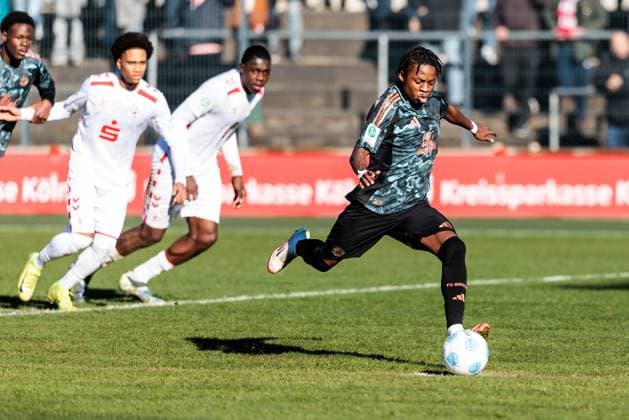A Junioren Bundesliga U19 Hauptrunde 1 FC Köln U19 FC Bayern München U19 02 02 2025 Wisdom Mike FC Bayern München U19, 14 shoots the penalty for 1 4 A Junioren Bundesliga U19 DFB Nachwuchsliga Hauptrunde Liga A Gruppe A 24 25 1 FC Köln U19 FC Bayern München U19, Köln, Franz Kremer Stadion DFB REGULATIONS PROHIBIT ANY USE OF PHOTOGRAPHS AS IMAGE SEQUENCES AND OR QUASI VIDEO Copyright: xBEAUTIFULxSPORTS Wunderlx