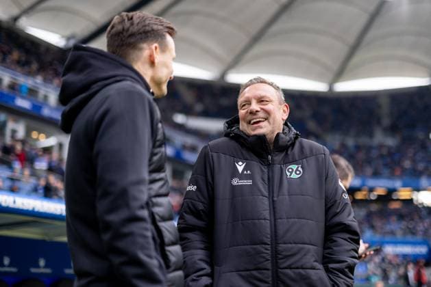 Hamburg, February 2, 2025 Football, 2 Bundesliga 2024 25, Hamburger SV Hannover 96 Claus Costa Hamburger SV, Director of Professional Football , Andre Breitenreiter Hannover 96, Coach DFL REGULATIONS PROHIBIT ANY USE OF PHOTOGRAPHS AS IMAGE SEQUENCES AND OR QUASI VIDEO