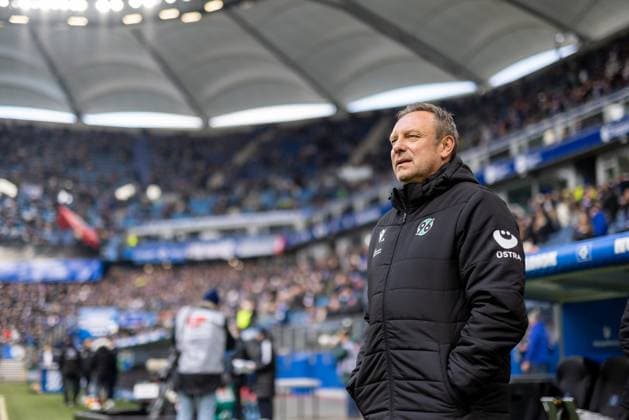 Hamburg, February 2, 2025 Football, 2 Bundesliga 2024 25, Hamburger SV Hannover 96 Andre Breitenreiter Hannover 96, Coach DFL REGULATIONS PROHIBIT ANY USE OF PHOTOGRAPHS AS IMAGE SEQUENCES AND OR QUASI VIDEO