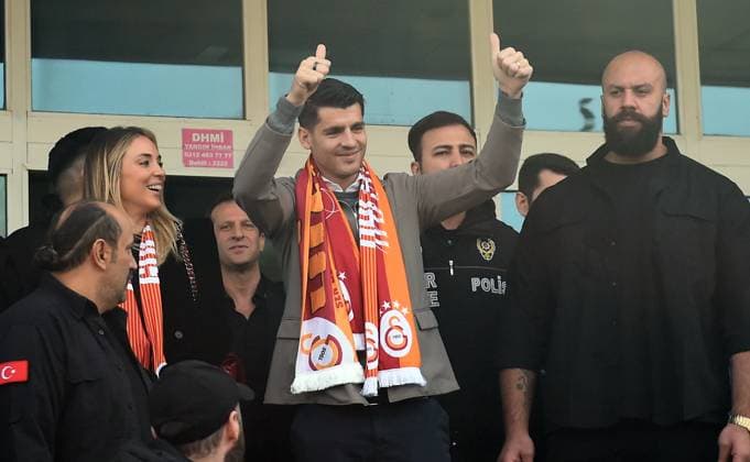 Sport Bilder des Tages Galatasaray s new signing, Alvaro Morata, who was transferred from AC Milan, has arrived in Istanbul , Turkey on February 02 , 2025. . Many Galatasaray fans welcomed Morata at the airport with flags. ( Photo by Seskimphoto ) Istanbul Turkey Istanbul Turkey Copyright: xSeskimphotox Alvaro_Morata_020225 (16)