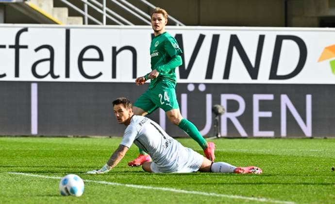 02 02 2025 Soccer Season 2024 2025 2 Soccer Bundesliga 20 Matchday SC Paderborn 07 SCP SpVgg Greuther Fürth Kleeblatt Sportfoto Zink xwoxzix DFL regulations prohibit any use of photographs as image sequences and or quasi video only for editorial use Marco John 24, SpVgg Greuther Fürth Pelle Boevink 1, SC Paderborn 07 Chance Torchance