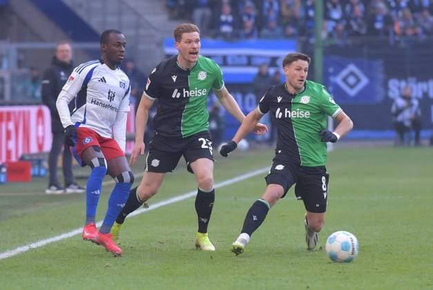 02 02 2025, xblx, Soccer 2 Bundesliga, Hamburger SV Hannover 96 v l Jean Luc Dompe Hamburg, HSV, Hamburger SV , Marcel Halstenberg Hannover 96 , Enzo Leopold Hannover 96 DFL DFB REGULATIONS PROHIBIT ANY USE OF PHOTOGRAPHS as IMAGE SEQUENCES and or QUASI VIDEO Hamburg