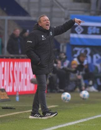 02 02 2025, xblx, Fußball 2 Bundesliga, Hamburger SV Hannover 96 v l Trainer Andre Breitenreiter Coach Hannover 96 DFL DFB REGULATIONS PROHIBIT ANY USE OF PHOTOGRAPHS as IMAGE SEQUENCES and or QUASI VIDEO Hamburg
