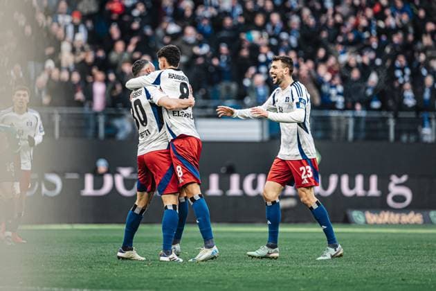 Soccer Men Season 2024 2025 2 Soccer Bundesliga 20 Matchday Hamburger SV vs Hannover 96 02 02 2025 Goal celebration at HSV after the goal by Silvan Hefti 30, HSV left, in the middle Daniel Elfadli 8, HSV right Jonas Meffert 23, HSV Hamburg Volksparkstadion Hamburg Germany
