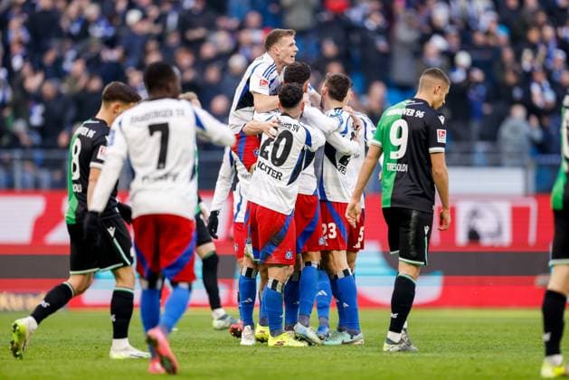 Hamburg, February 2, 2025 Football, 2 Bundesliga 2024 25, Hamburger SV Hannover 96 players celebrate the 1-0 goal by Silvan Hefti Hamburger SV, 30 DFL REGULATIONS PROHIBIT ANY USE OF PHOTOGRAPHS AS IMAGE SEQUENCES AND OR QUASI VIDEO