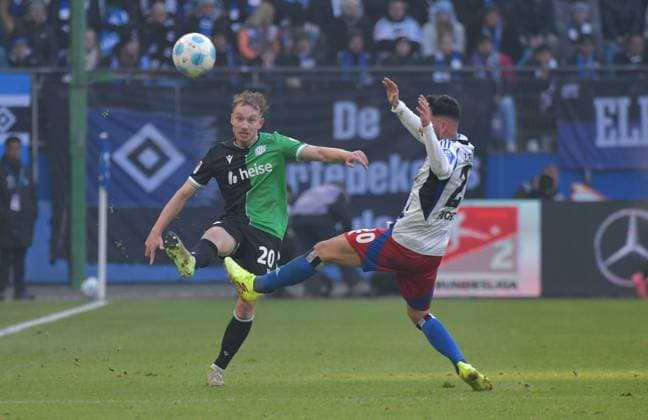 02 02 2025, xblx, Soccer 2 Bundesliga, Hamburger SV Hannover 96 v l Jannik Dehm Hannover 96 , Marco Richter Hamburg, HSV, Hamburger SV DFL DFB REGULATIONS PROHIBIT ANY USE OF PHOTOGRAPHS as IMAGE SEQUENCES and or QUASI VIDEO Hamburg