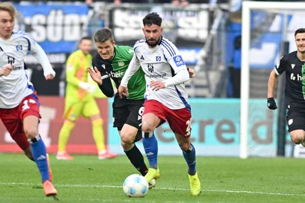GER 2 FBL,, Hamburger SV vs Hannover 96 02 02 2025, Volksparkstadion, Hamburg, GER 2 FBL, Hamburger SV vs Hannover 96 in the picture Marco Richter Hamburg 20 tries to assert himself against Fabian Kunze Hannover 06 nordphotoxGmbH xWitke nph00002