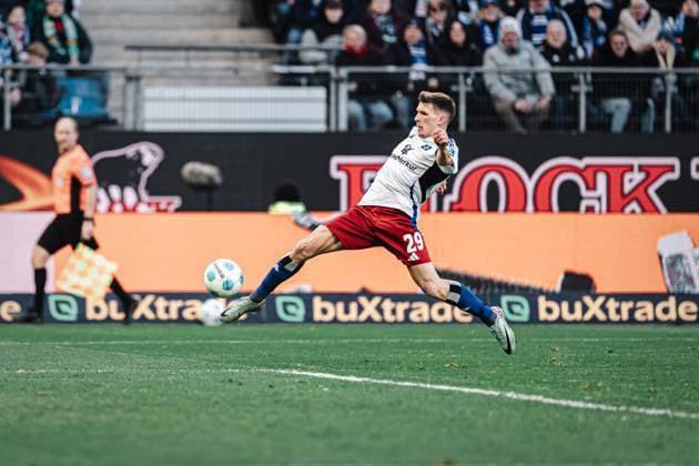 Soccer Men Season 2024 2025 2 Soccer Bundesliga 20 Matchday Hamburger SV vs Hannover 96 02 02 2025 Emir Sahiti 29, HSV stretches for the ball Hamburg Volksparkstadion Hamburg Germany