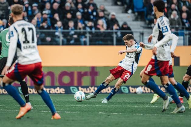 Soccer Men Season 2024 2025 2 Soccer Bundesliga 20 Matchday Hamburger SV vs Hannover 96 02 02 2025 Emir Sahiti 29, HSV pulls away to shoot Hamburg Volksparkstadion Hamburg Germany