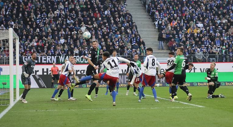 Chance for Ransford Yeboah Koenigsdoerffer HSV 11 Football, Men, Season 2024 2025, 2 BL, Volksparkstadion, Hamburger SV vs Hannover 96 DFL REGULATIONS PROHIBIT ANY USE OF PHOTOGRAPHS AS IMAGE SEQUENCES AND OR QUASI VIDEO