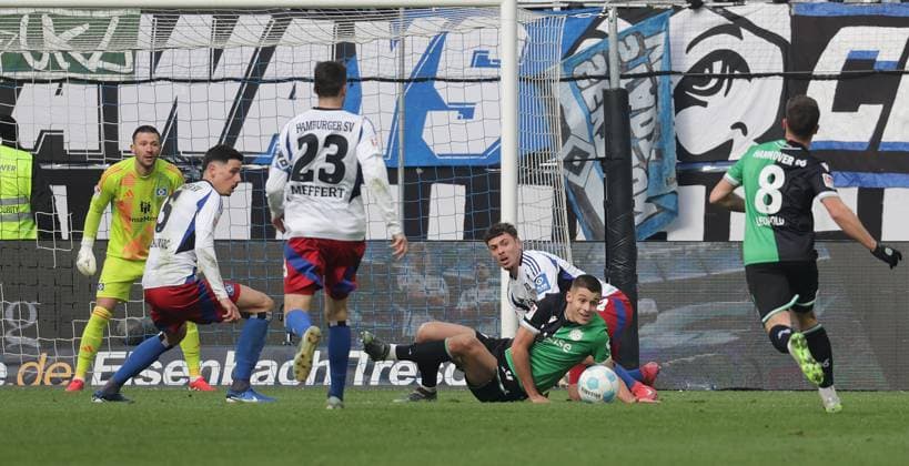 Ground fight Nicolo Tresoldi Hannover 96 Football, Men, Season 2024 2025, 2 BL, Volksparkstadion, Hamburger SV vs Hannover 96 DFL REGULATIONS PROHIBIT ANY USE OF PHOTOGRAPHS AS IMAGE SEQUENCES AND OR QUASI VIDEO