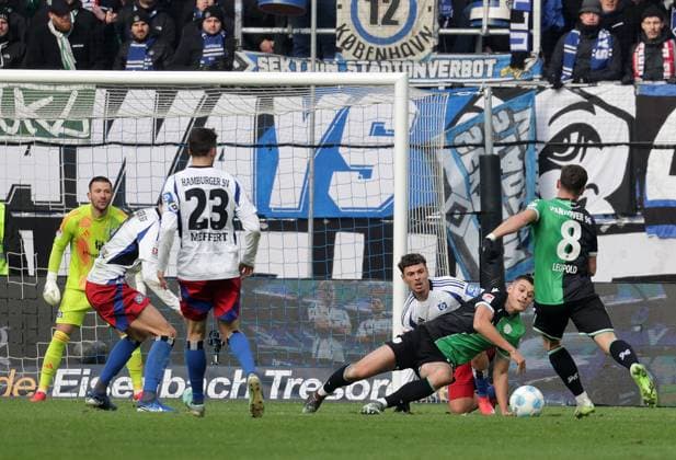 Enzo Leopold Hannover 96 Goal Shot Attempt Football, Men, Season 2024 2025, 2 BL, Volksparkstadion, Hamburger SV vs Hannover 96 DFL REGULATIONS PROHIBIT ANY USE OF PHOTOGRAPHS AS IMAGE SEQUENCES AND OR QUASI VIDEO