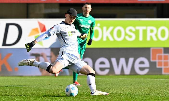 02 02 2025 Soccer Season 2024 2025 2 Soccer Bundesliga 20 Matchday SC Paderborn 07 SCP SpVgg Greuther Fürth Kleeblatt Sportfoto Zink xwoxzix DFL regulations prohibit any use of photographs as image sequences and or quasi video only for editorial use Markus Schubert 30, SC Paderborn 07
