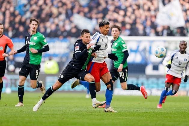 Hamburg, February 2, 2025 Football, 2 Bundesliga 2024 25, Hamburger SV Hannover 96 Bartlomiej Wdowik Hannover 96, 17 , Ransford Yeboah Königsdörffer Hamburger SV, 11 DFL REGULATIONS PROHIBIT ANY USE OF PHOTOGRAPHS AS IMAGE SEQUENCES AND OR QUASI VIDEO