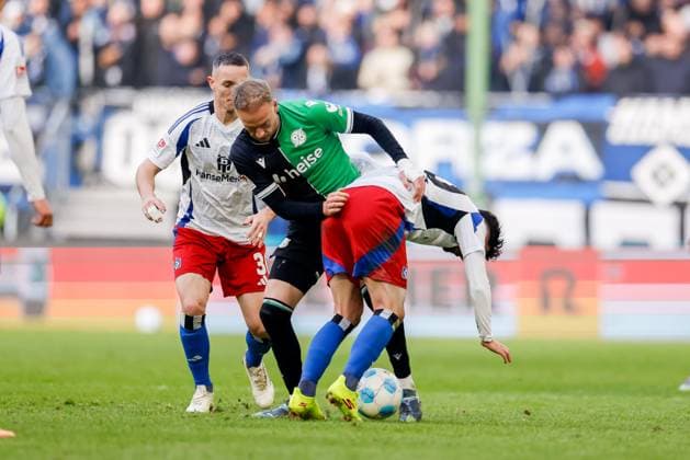 Hamburg, February 2, 2025 Football, 2 Bundesliga 2024 25, Hamburger SV Hannover 96 Silvan Hefti Hamburger SV, 30 , Havard Nielsen Hannover 96, 16 , Marco Richter Hamburger SV, 20 DFL REGULATIONS PROHIBIT ANY USE OF PHOTOGRAPHS AS IMAGE SEQUENCES AND OR QUASI VIDEO