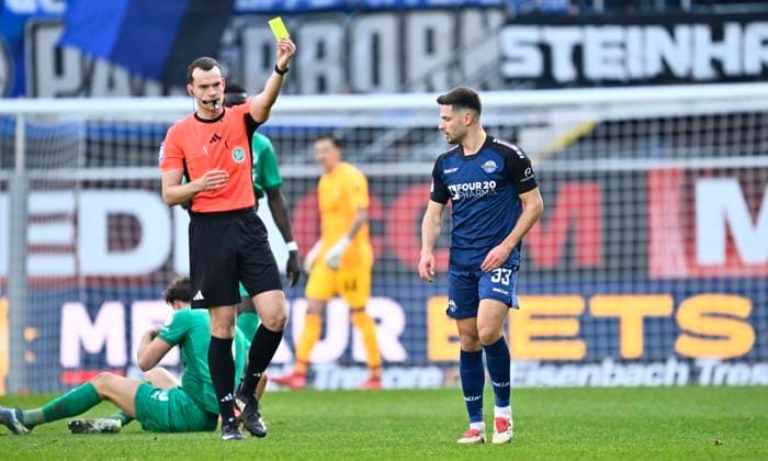 02 02 2025 Soccer Season 2024 2025 2 Soccer Bundesliga 20 Matchday SC Paderborn 07 SCP SpVgg Greuther Fürth Kleeblatt Sportfoto Zink xwoxzix DFL regulations prohibit any use of photographs as image sequences and or quasi video only for editorial use Richard Hempel Referee shows Marcel Hoffmeier 33, SC Paderborn yellow card yellow