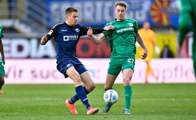 02 02 2025 Soccer Season 2024 2025 2 Soccer Bundesliga 20 Matchday SC Paderborn 07 SCP SpVgg Greuther Fürth Kleeblatt Sportfoto Zink xwoxzix DFL regulations prohibit any use of photographs as image sequences and or quasi video only for editorial use Filip Bilbija 7, SC Paderborn 07 Gian Luca Gian Luca Itter 27, SpVgg Greuther Fürth