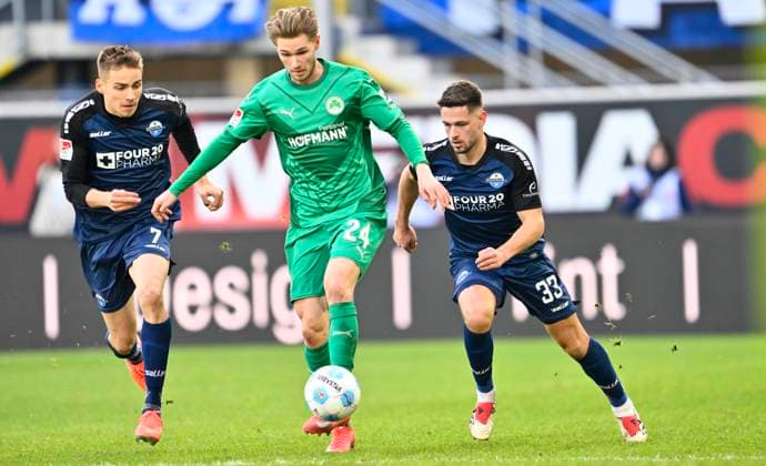 02 02 2025 Soccer Season 2024 2025 2 Soccer Bundesliga 20 Matchday SC Paderborn 07 SCP SpVgg Greuther Fürth Kleeblatt Sportfoto Zink xwoxzix DFL regulations prohibit any use of photographs as image sequences and or quasi video only for editorial use from left Filip Bilbija 7, SC Paderborn 07 Marco John 24, SpVgg Greuther Fürth Marcel Hoffmeier 33, SC Paderborn