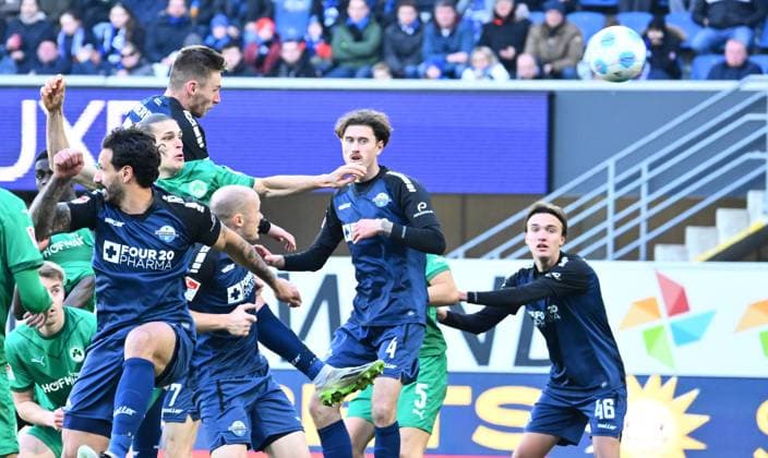 02 02 2025 Soccer Season 2024 2025 2 Soccer Bundesliga 20 Matchday SC Paderborn 07 SCP SpVgg Greuther Fürth Kleeblatt Sportfoto Zink xwoxzix DFL regulations prohibit any use of photographs as image sequences and or quasi video only for editorial use Noah Loosli 25, SpVgg Greuther Fürth erzielt Treffer Tor Torschuß zum 0 2