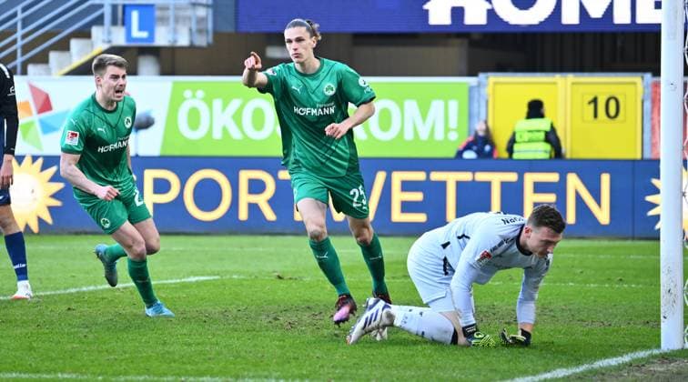02 02 2025 Fußball Saison 2024 2025 2 Fußball Bundesliga 20 Spieltag SC Paderborn 07 SCP SpVgg Greuther Fürth Kleeblatt Sportfoto Zink xwoxzix DFL regulations prohibit any use of photographs as image sequences and or quasi video only for editorial use Torjubel Jubel nach Treffer Tor Torschuß zum 0 2 durch Noah Loosli 25, SpVgg Greuther Fürth Gian Luca Gian Luca Itter 27, SpVgg Greuther Fürth Noah Loosli 25, SpVgg Greuther Fürth Markus Schubert 30, SC Paderborn 07 geschlaen